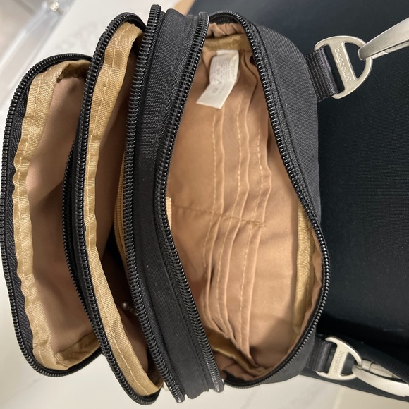 Baggallini convertible belt or crossbody travel bag - Picture 4 of 10